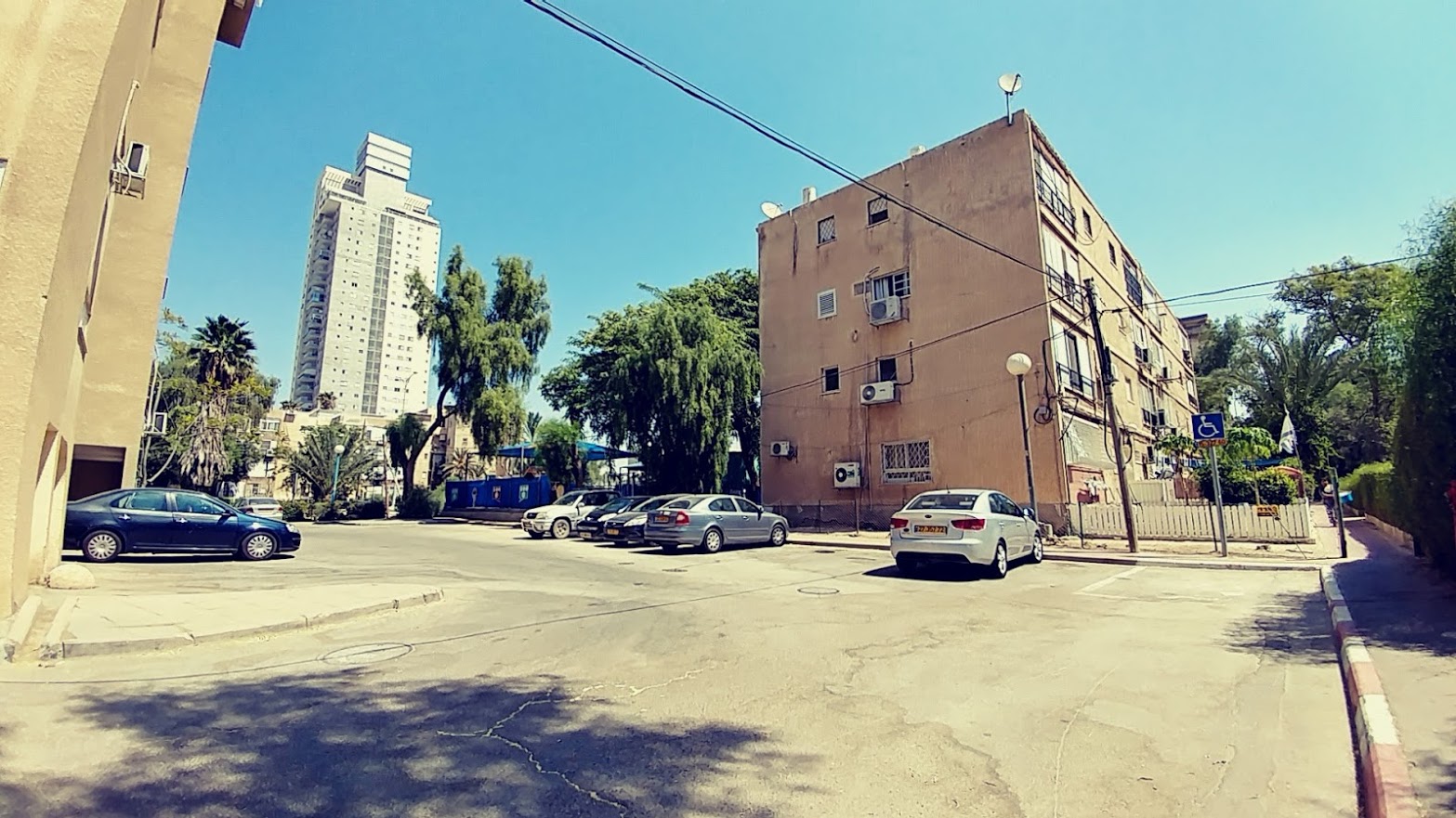 החניה ריקה, אך דיירי רמב''ם נאלצים לחנות ברחוב הפקוק (צילום: דני בלר)